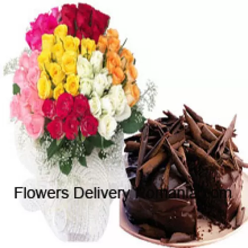 Bouquet aus 16 orangefarbenen, 15 weißen, 15 gelben, 15 roten, 15 hellrosa und 15 dunkelrosa Rosen mit saisonalen Füllern, begleitet von einem 1 kg Schokoladenkuchen