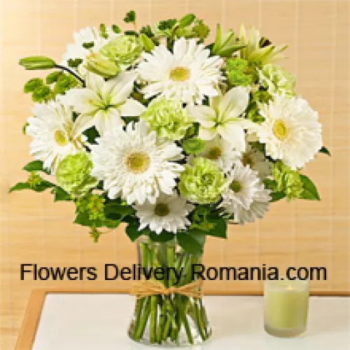 Bijeli Gerberi, bijela Alstroemerija i ostali raznovrsni cvjetovi sezonskih cvjetova lijepo složeni u staklenoj vazi