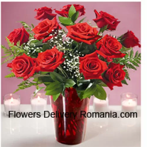 ガラスの花瓶に入った11本の赤いバラとシダのアレンジメント
