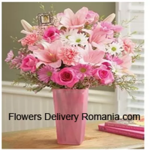 季節の詰め物入りのガラスの花瓶にピンクのバラ、ピンクのカーネーション、ピンクのガーベラ、白いガーベラ、そしてピンクのユリ