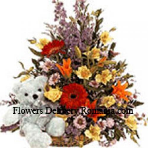 Canasta de flores mixtas con oso de peluche